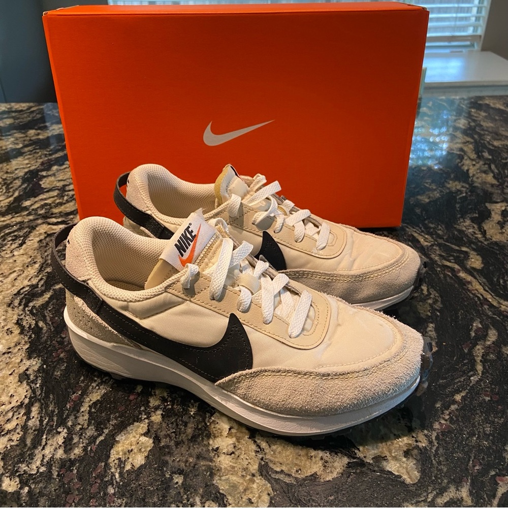 Women’s Nike Waffle Debut Sneakers. Size 7.5 - Picture 2 of 10
